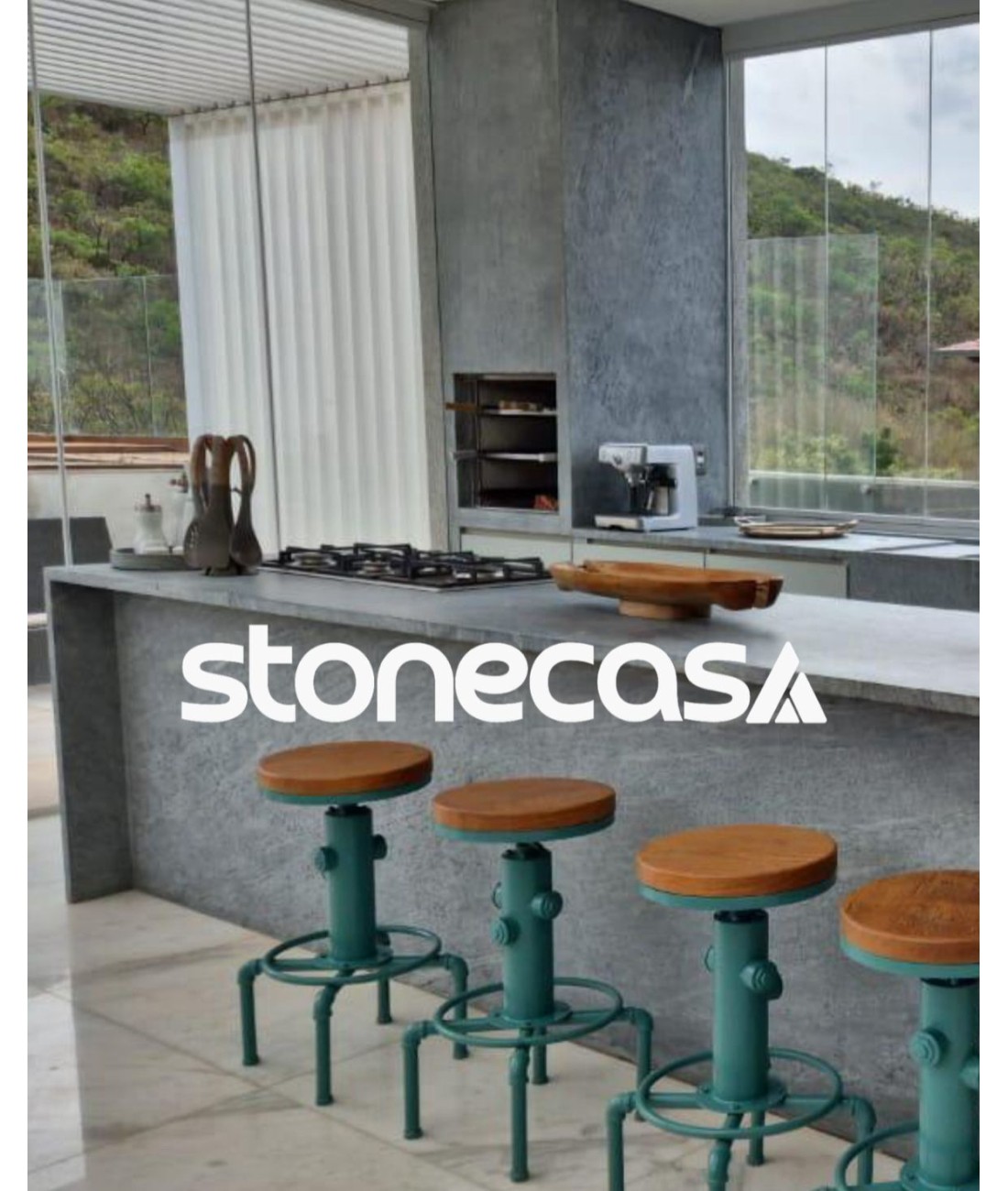 Cozinha Gourmet com Pedra-Sabao Cinza Levigada Stone Casa ilha e bancada em pedra sabao cinza levigada com churrasqueira integrada