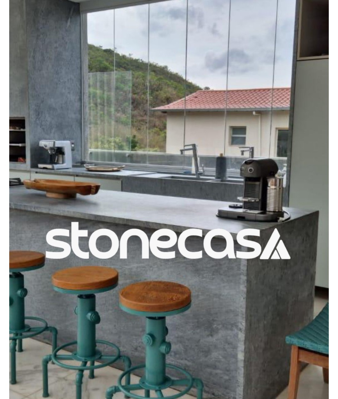 Cozinha Gourmet com Pedra-Sabao Cinza Levigada Stone Casa ilha e bancada em pedra sabao cinza levigada com churrasqueira integrada