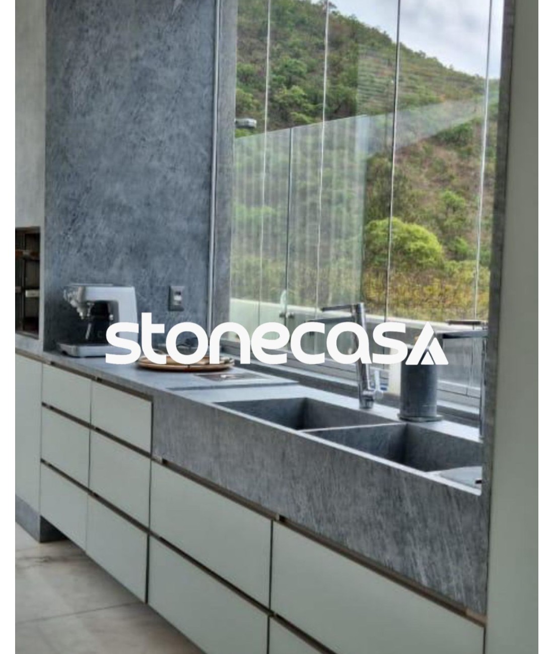 Cozinha Gourmet com Pedra-Sabao Cinza Levigada Stone Casa ilha e bancada em pedra sabao cinza levigada com churrasqueira integrada
