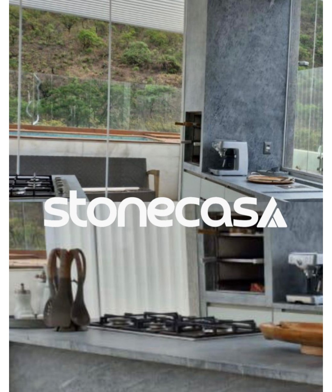 Cozinha Gourmet com Pedra-Sabao Cinza Levigada Stone Casa ilha e bancada em pedra sabao cinza levigada com churrasqueira integrada