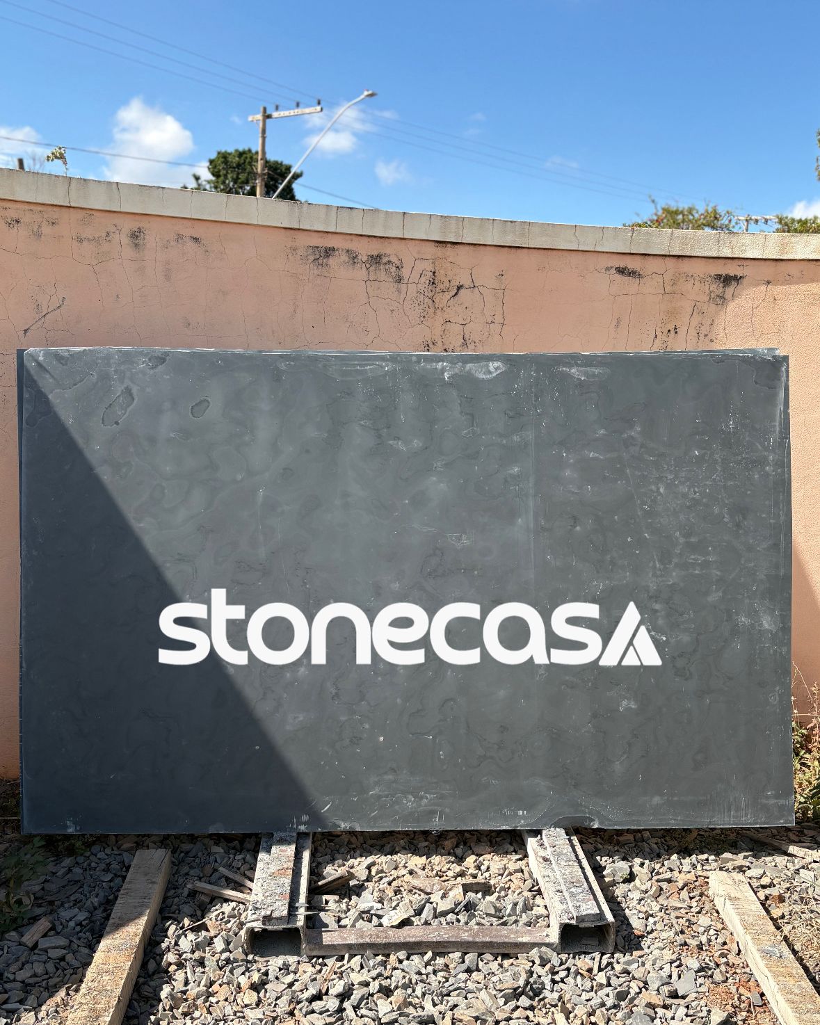 ardosia preta natural grafite stone casa revestimento e piso em pedra natural Conheça a ardósia preta natural ou grafite da Stone Casa. Pedra resistente para pisos, fachadas e revestimentos arquitetônicos.