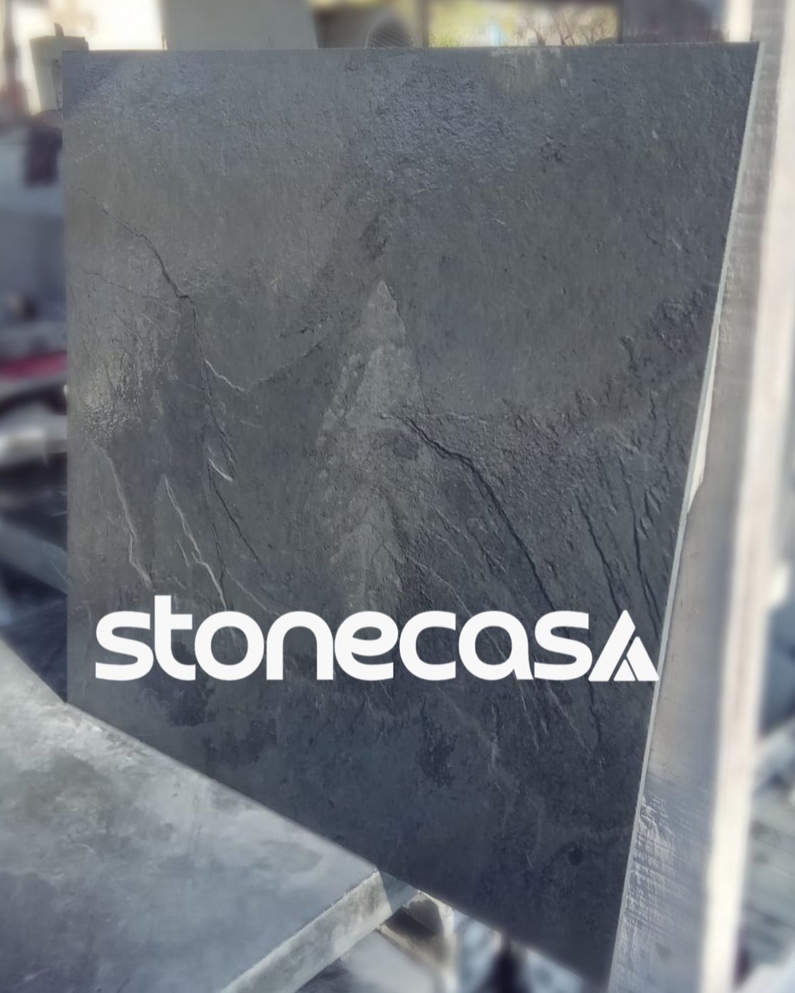 ardosia preta natural grafite stone casa revestimento e piso em pedra natural Conheça a ardósia preta natural ou grafite da Stone Casa. Pedra resistente para pisos, fachadas e revestimentos arquitetônicos.