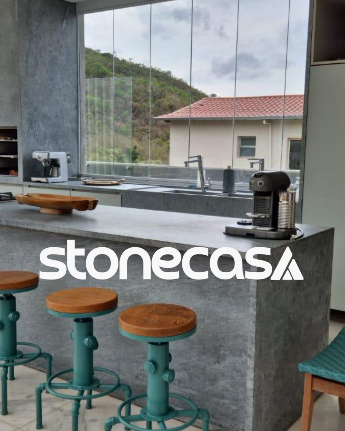Cozinha Gourmet com Pedra-Sabao Cinza Levigada Stone Casa ilha e bancada em pedra sabao cinza levigada com churrasqueira integrada