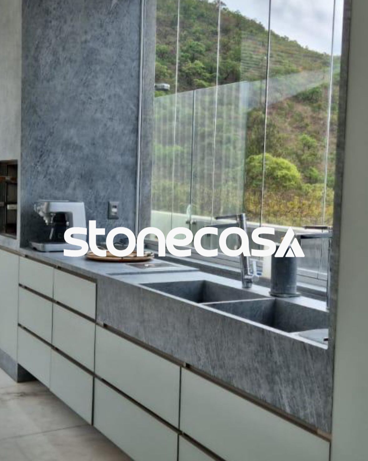 Cozinha Gourmet com Pedra-Sabao Cinza Levigada Stone Casa ilha e bancada em pedra sabao cinza levigada com churrasqueira integrada