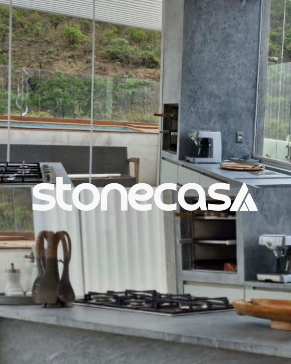 Cozinha Gourmet com Pedra-Sabao Cinza Levigada Stone Casa ilha e bancada em pedra sabao cinza levigada com churrasqueira integrada