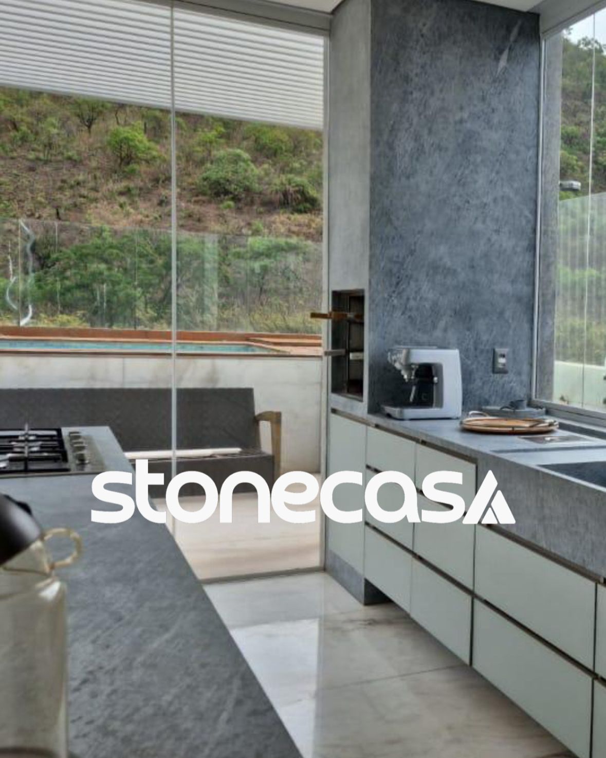 Cozinha Gourmet com Pedra-Sabao Cinza Levigada Stone Casa ilha e bancada em pedra sabao cinza levigada com churrasqueira integrada