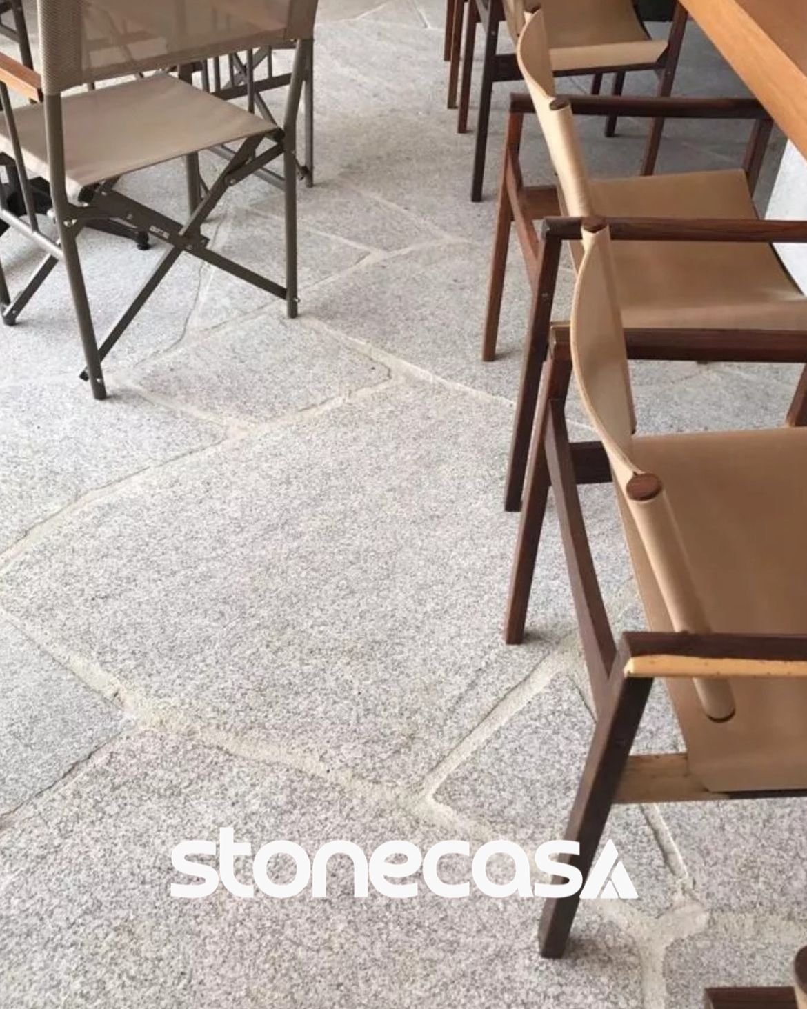 piso-granito-rustico-formato-organico-piscina-stone-casa piso de granito rústico em formato orgânico aplicado em área de piscina Stone Casa eco-friendly