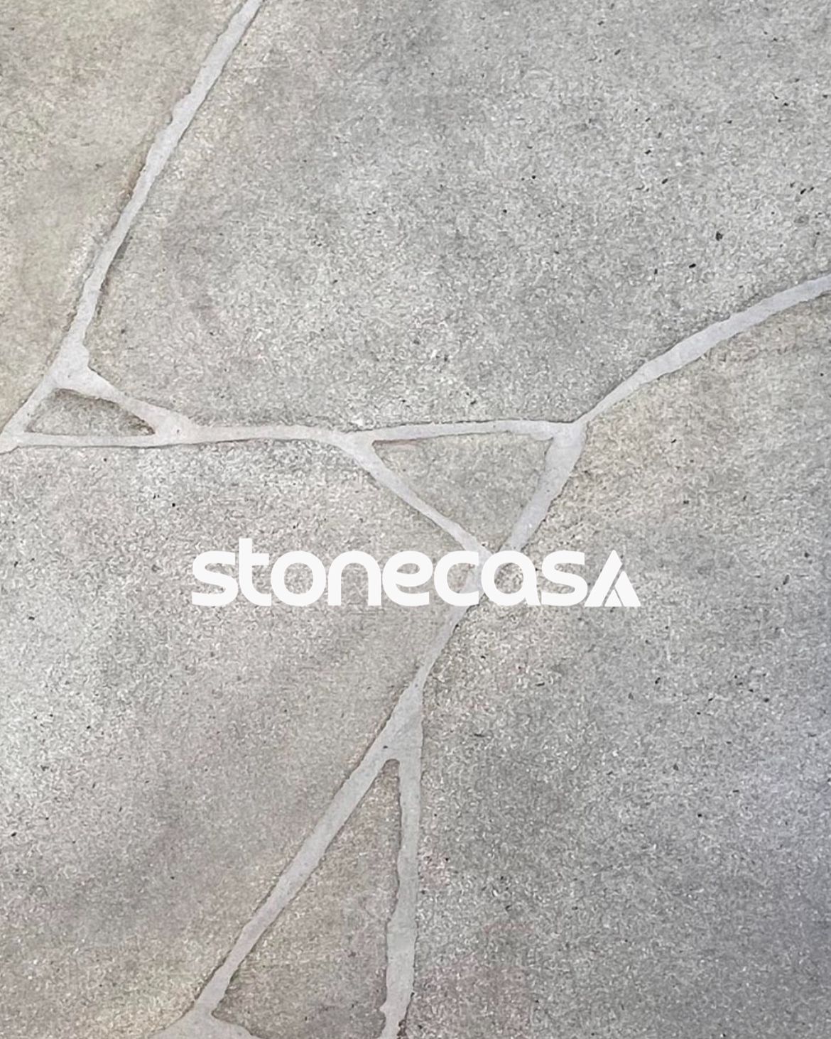piso-granito-rustico-formato-organico-piscina-stone-casa piso de granito rústico em formato orgânico aplicado em área de piscina Stone Casa eco-friendly