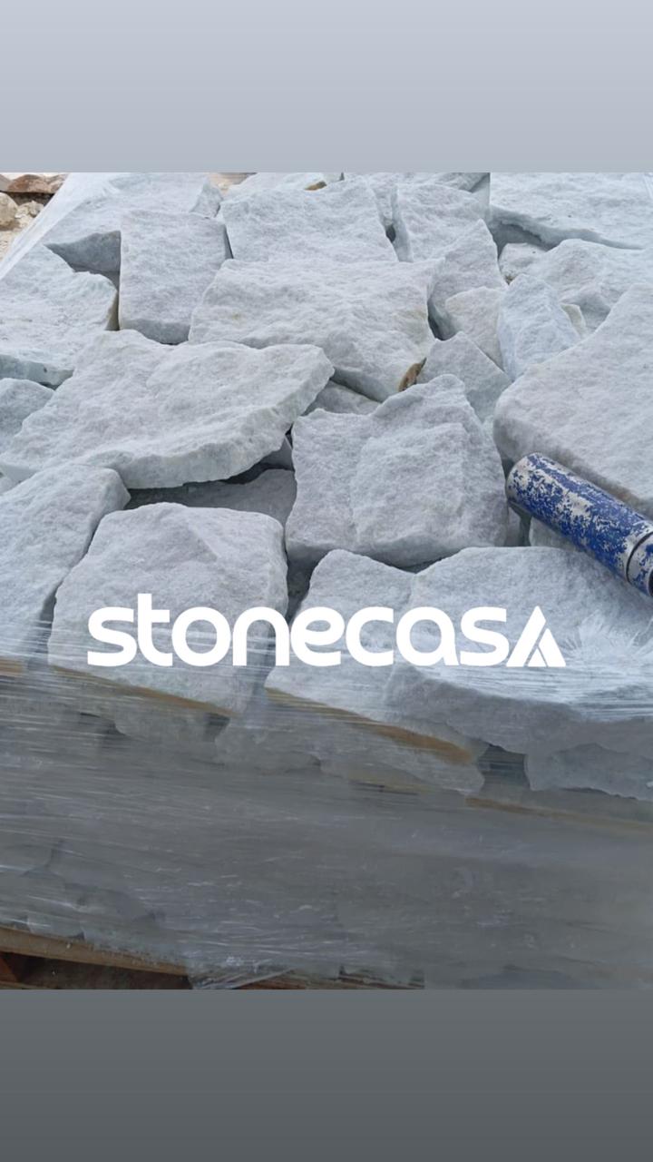 Pedra Moledo Branco Neve – Stone Casa | Revestimento Natural Eco-friendly Pedra Moledo Branco Neve natural com face serrada aplicada em fachada de alto padrão