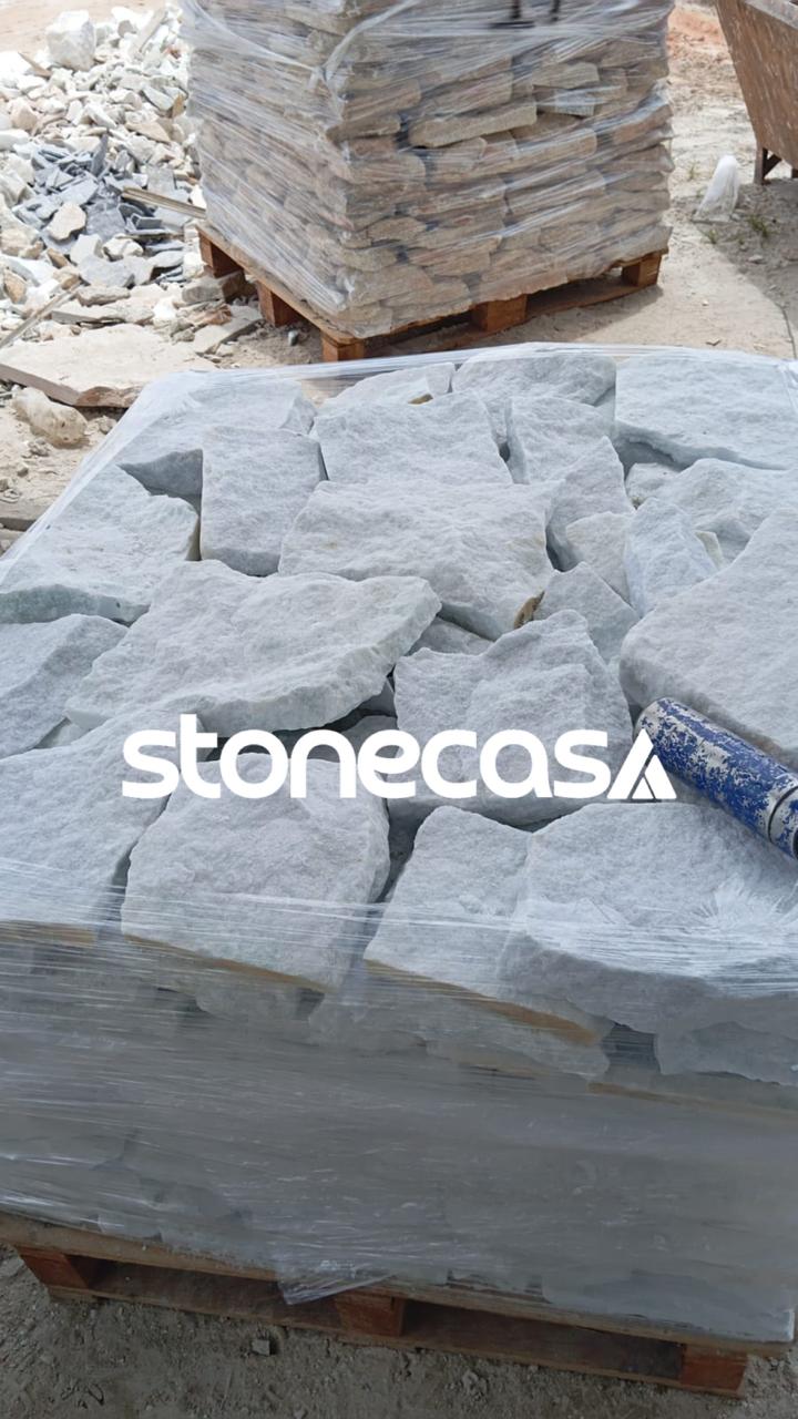 Pedra Moledo Branco Neve – Stone Casa | Revestimento Natural Eco-friendly Pedra Moledo Branco Neve natural com face serrada aplicada em fachada de alto padrão